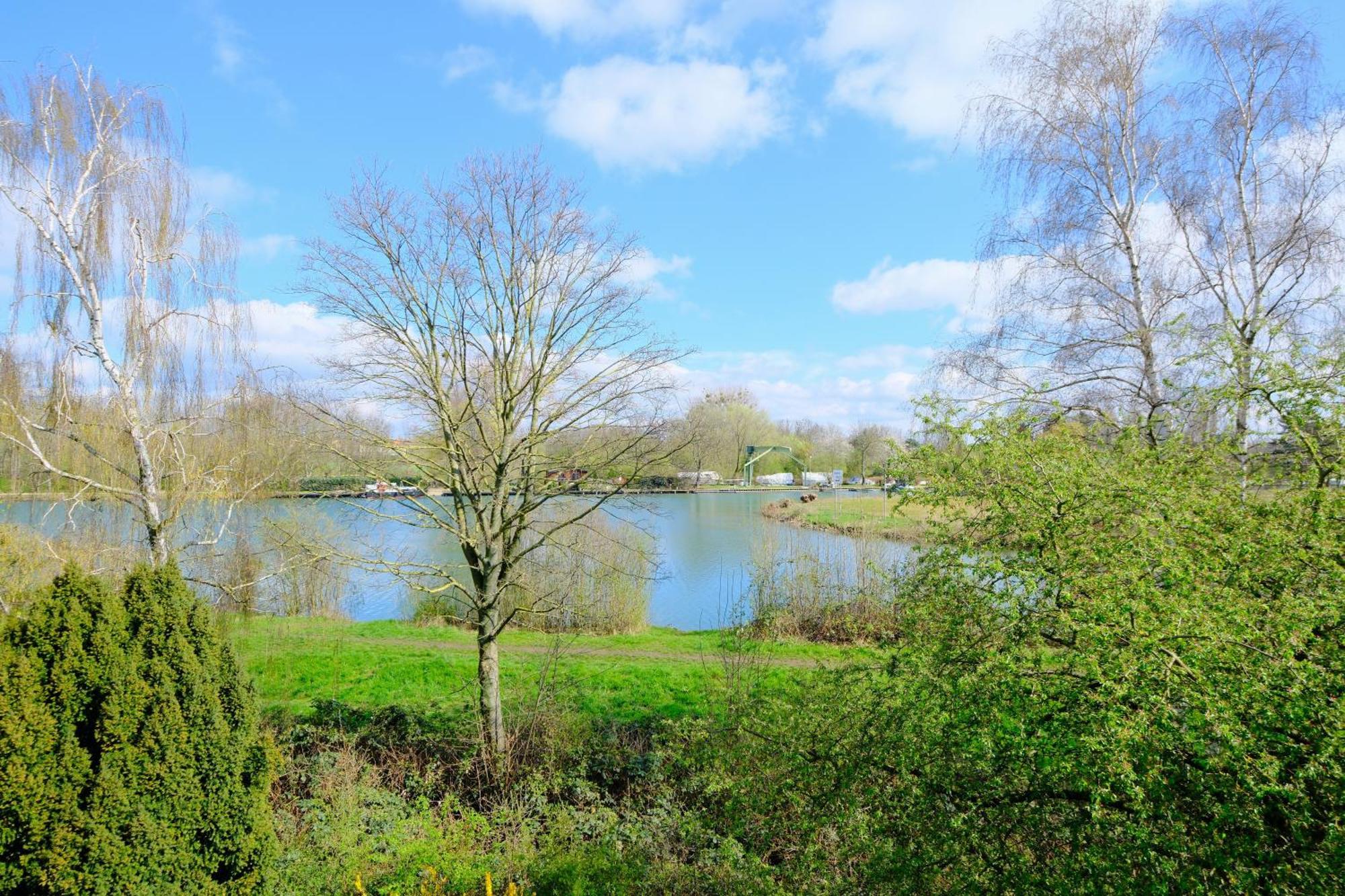 Happybnb - Stilvolles, Naturgelegenes Apartment Mit Blick Auf Den Mittellandkanal Und Die Wasserstadt Hannover - Kamin, Parken Und Spielplatz Dış mekan fotoğraf